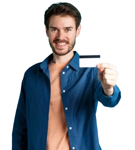 Homem segurando um cartão e olhando para a câmera enquanto sorri.