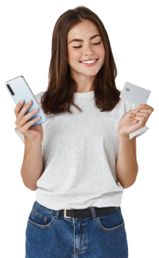 Mulher sorrindo e segurando um cartão de crédito com uma mão e um smartphone em outra.