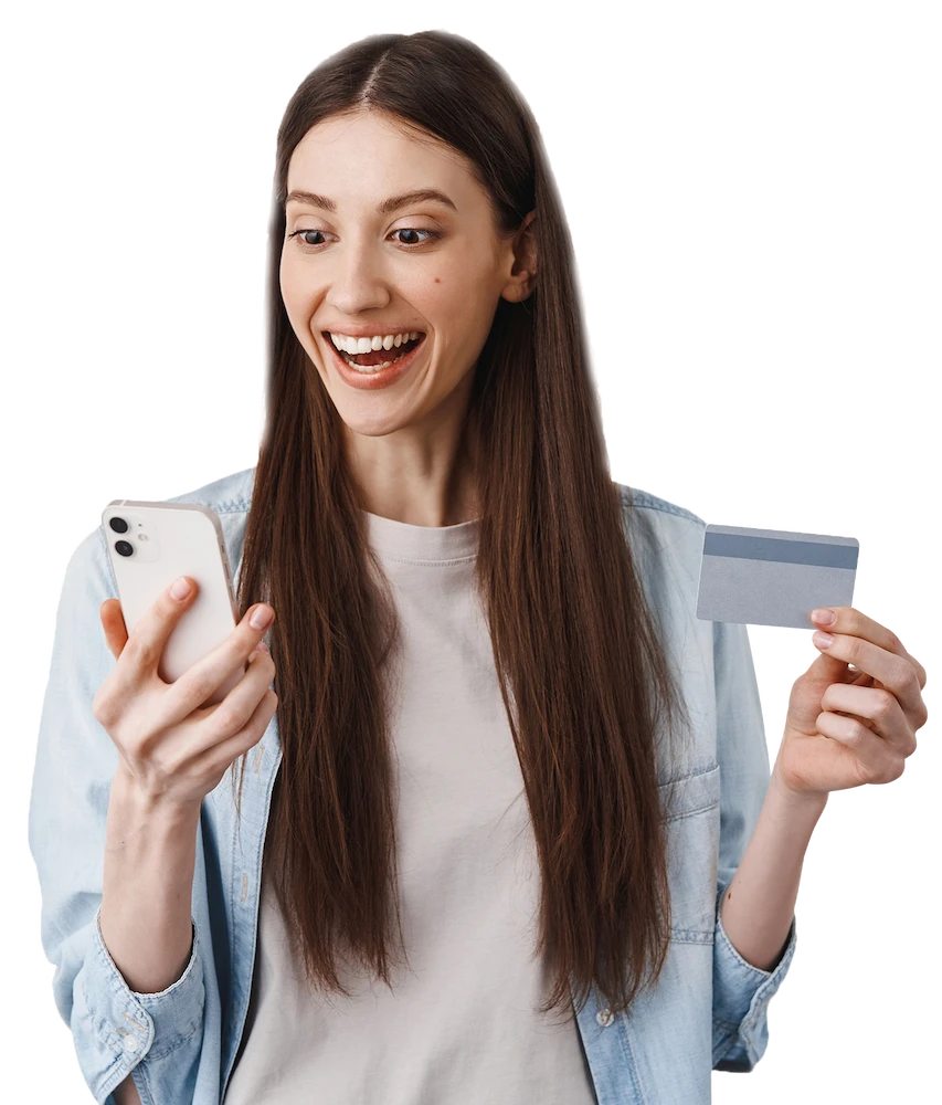 Mulher jovem e feliz segurando um cartão da Urbipay