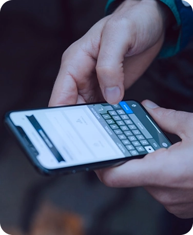 Pessoa usando smartphone para enviar mensagem