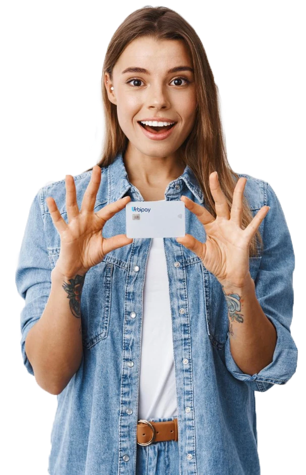 Mulher jovem segurando um cartão Urbipay enquanto sorri.